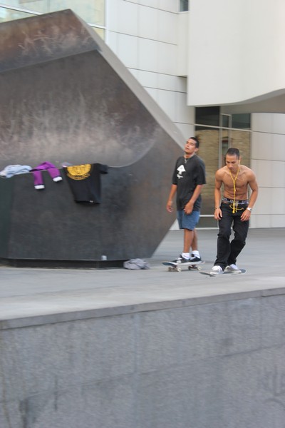 Deskorolkowcy pod MACBA w Barcelonie Barcelona Skaterzy
