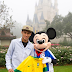 Neymar autografa camisa e posa ao lado do Mickey na Walt Disney World, nos EUA