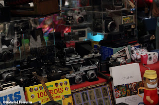 Fotografia de máquinas antigas a venda na feira de Belém