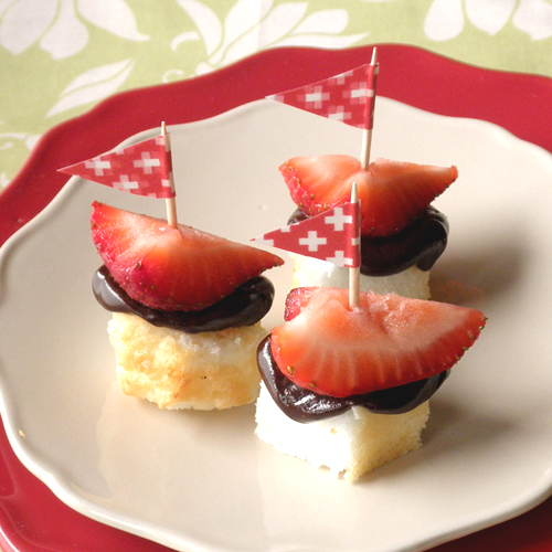 Food Pusher Strawberry Chocolate Cake Bites
