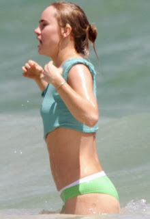Bradley Cooper girlfriend, Suki Waterhouse wears a Blue Bikini at Hawaii 