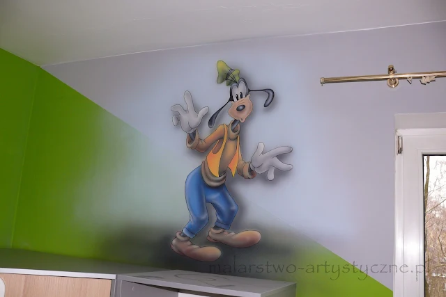 Aranżacja ściany w pokoju chłopca, malowanie motywu bajkowego na ścianie, mural 3D