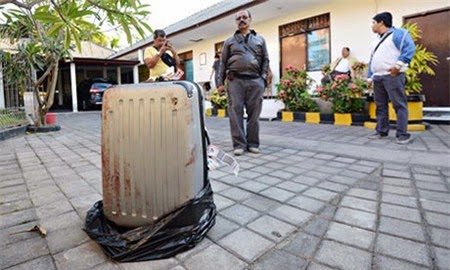 Rùng rợn con gái giết mẹ rồi nhét xác vào vali Rùng rợn con gái giết mẹ rồi nhét xác vào vali