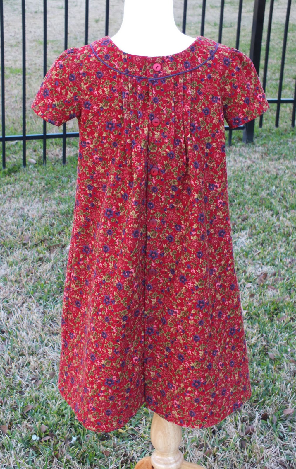 Saint Nolt Sews: "Family Reunion Dress" and how to add piping....