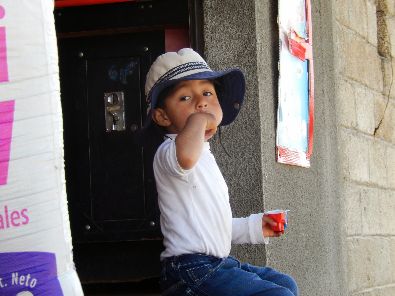 Niño disfrutando de un yogurt disfrutar, comiendo, yogurt, niño
