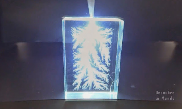 rayo dibujado dentro de un cristal alumbrando