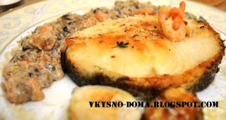 Сибас со сливочным соусом c шампиньонами и креветками