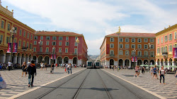Place Masséna et le tram moderne
