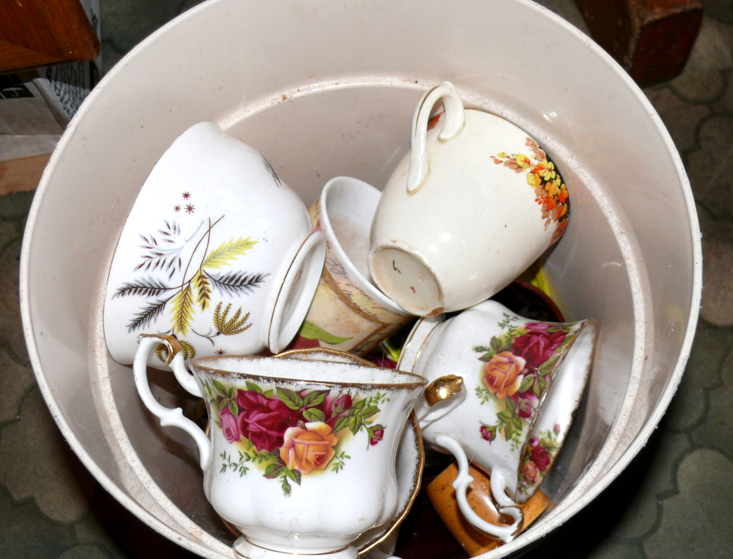 Martha Moopette Visits, kindereggs, old crockery, rings & too much