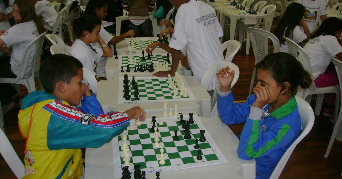 Crianças e jovens aprendem xadrez e desenvolvem aptidões por meio de  projeto