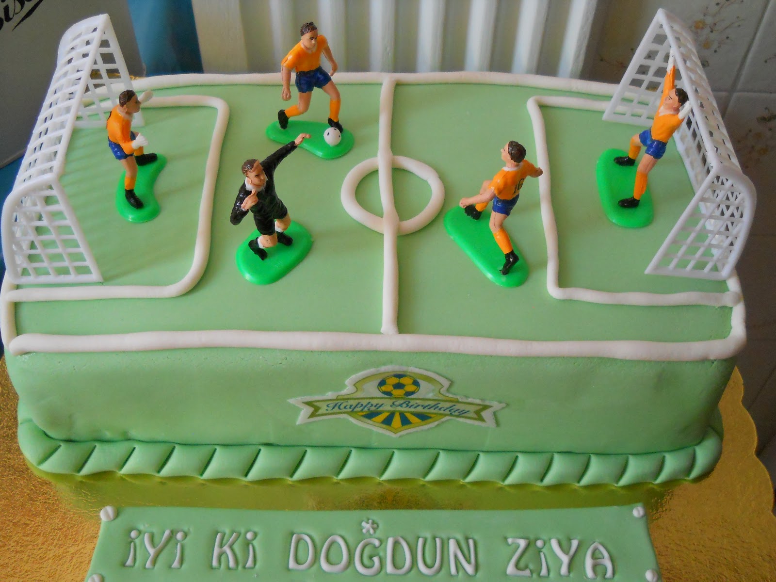 ÇILGIN PASTACI futbol sahası pasta