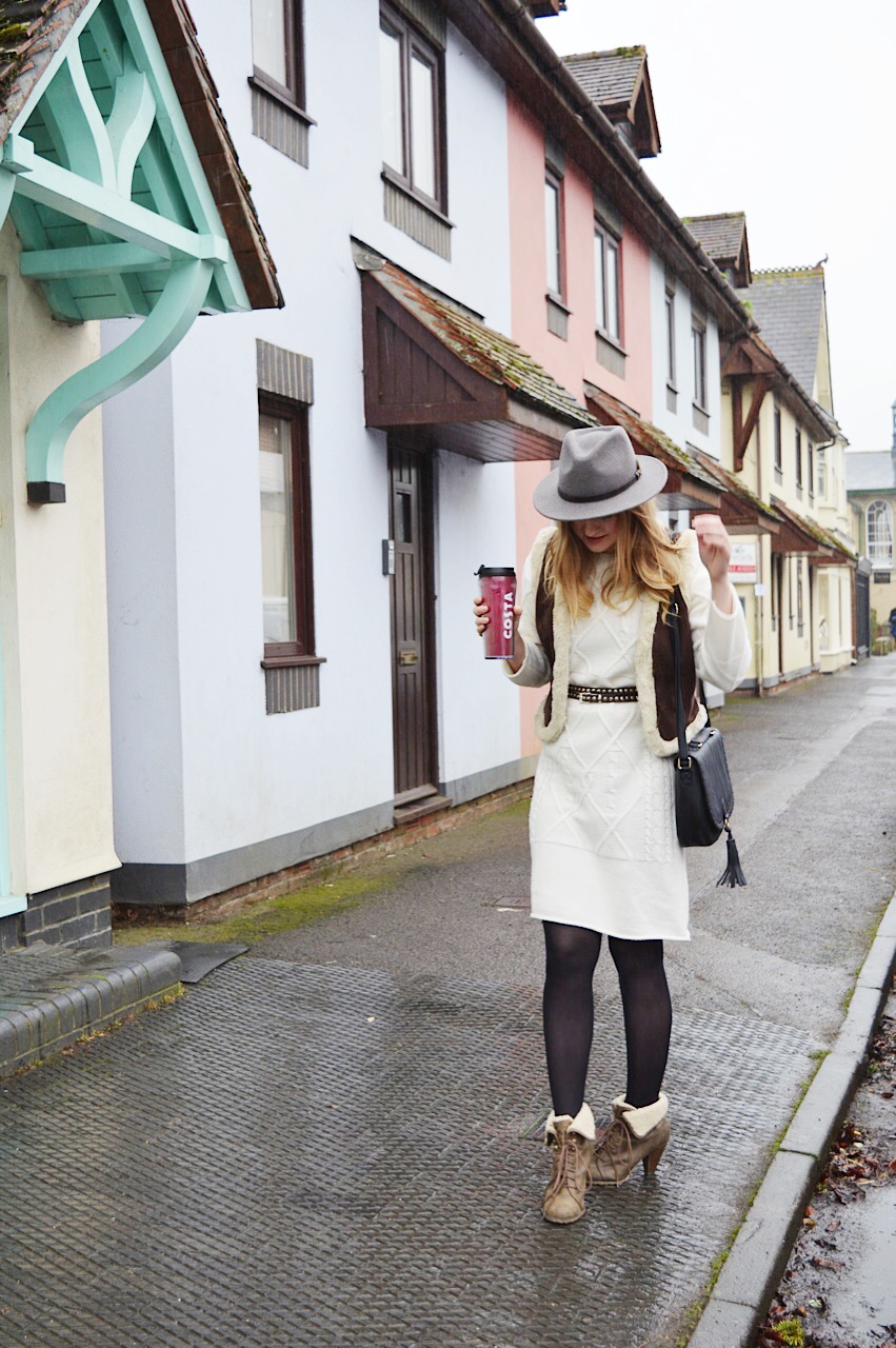 Casual Winter outfit inspiration from fashion blogger FashionFake featuring Olive Clothing