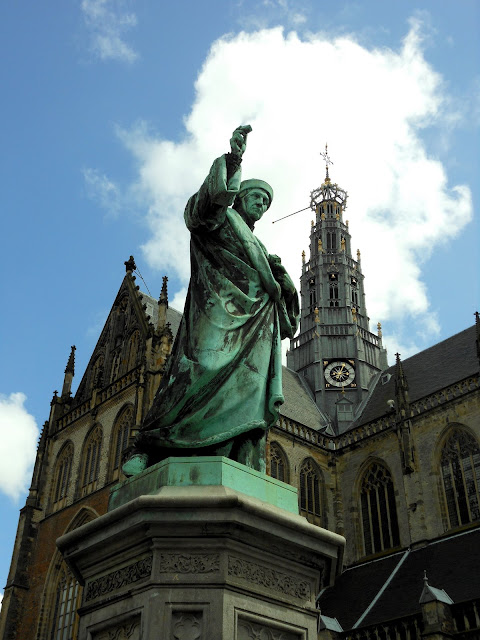 Statue of Laurens Janszoon Coster  in the Grote Markt, Haarlem (2012-05-16) 