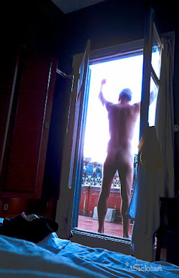 Me dijiste, bajito... Vuelve a la cama. Vuelve a la cama. Poema-fotografia