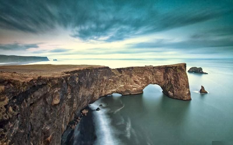  C'est de toute beauté : sites et lieux magnifiques de notre monde.  - Page 2 Dyrh%C3%B3laey+-Door+Island-+M%C3%BDrdalur,+South+coast+Iceland
