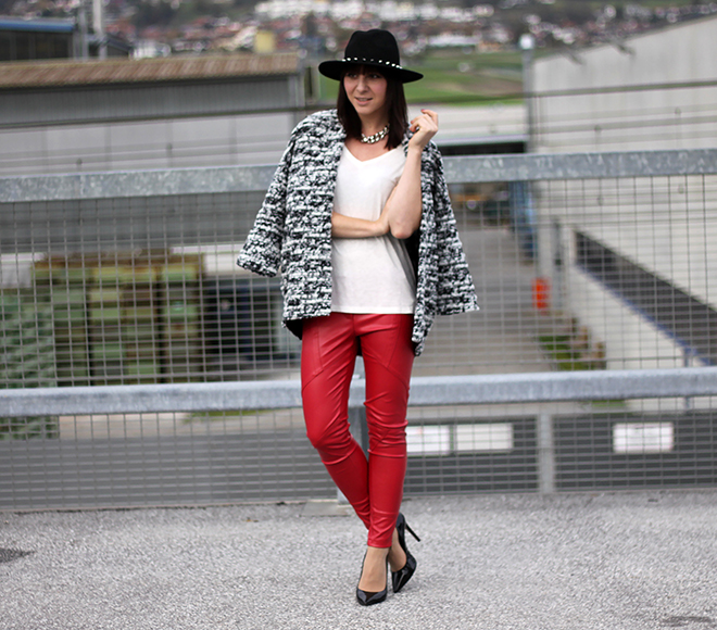 outfit-trend-fashionblogger-herbstoutfit-winteroutfit-rote-lederhose-pumps-schwarz-sarenza-buffalo-basic-shirt-cardigan-boucle-hmtrend