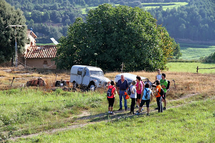 Petita xerrada davant la masia de Cal Capçana que pertany al terme de Montclar Petita xerrada davant la masia de Cal Capçana que pertany al terme de Montclar