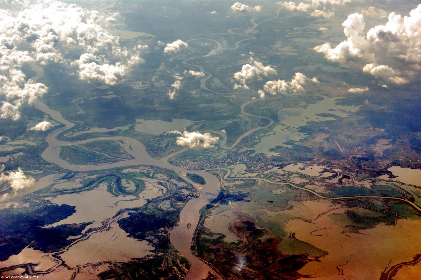 AGUACEROS Y GOTERAS VUELO SOBRE LOS CIELOS DE LA DEPRESIÓN MOMPOSINA