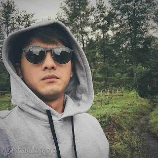 Foto Ricky Harun Pakai Kacamata dan Hoodie Foto Ricky Harun Pakai Kacamata dan Hoodie