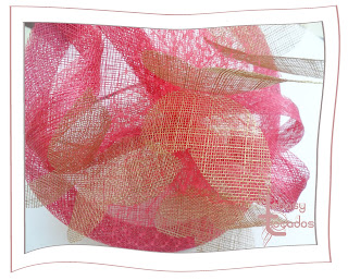 Tocado rosa y beige con mariposas de Lebasy Tocados modelo Ariadna Tocado rosa y beige con mariposas de Lebasy Tocados modelo Ariadna