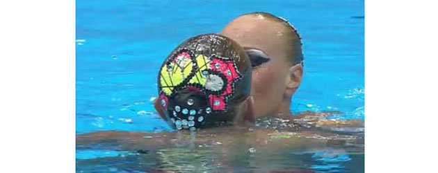 Synchronized swimming girls kiss - London Olympics