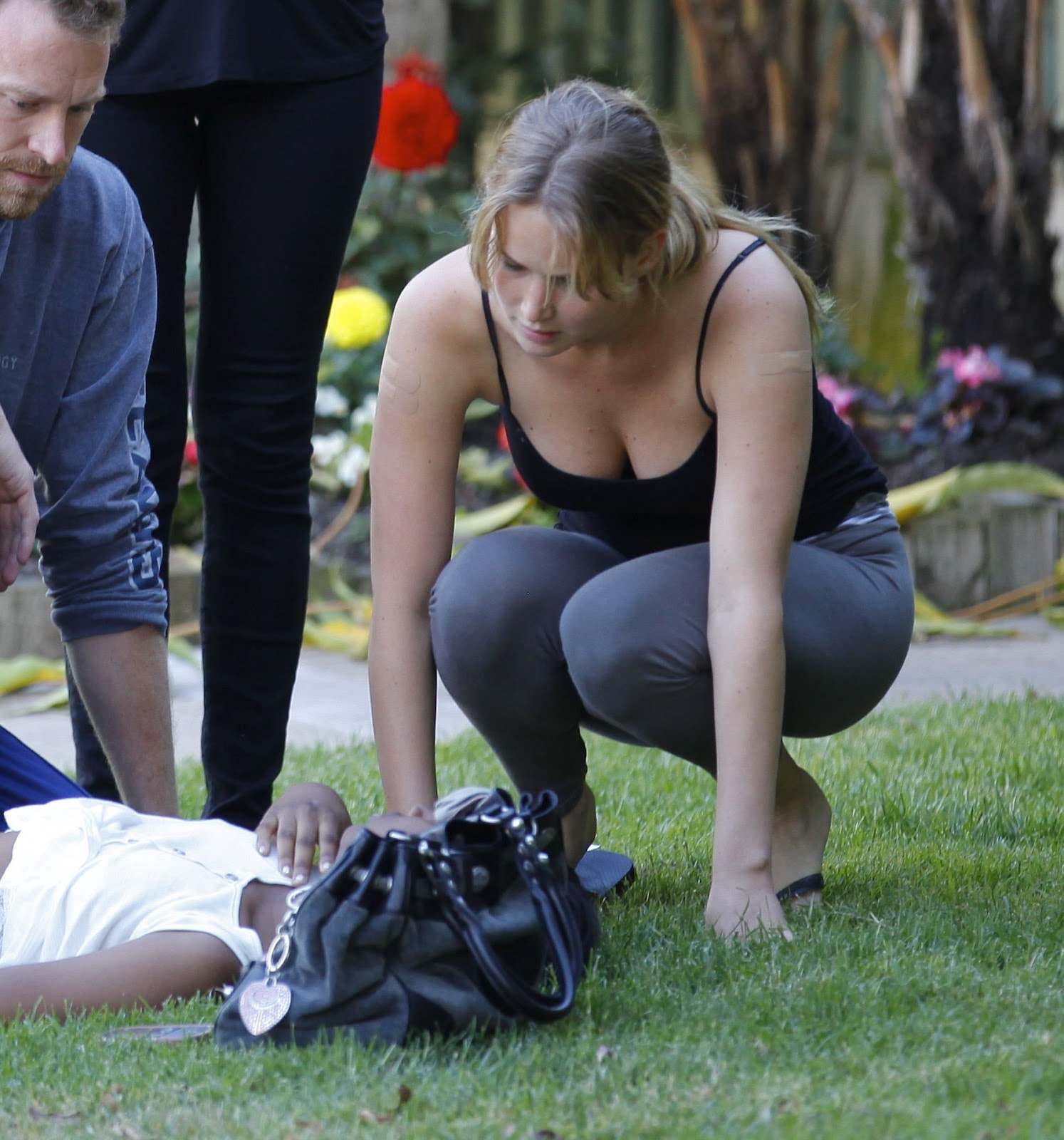 http://4.bp.blogspot.com/-W2K--Ws4_E8/T_XSNkjWrXI/AAAAAAAAD-8/e42v4NzZ6pw/s1600/jennifer_lawrence_helping_a_woman_in_santa_monica_june_25_2012_ms2BnQy.jpg
