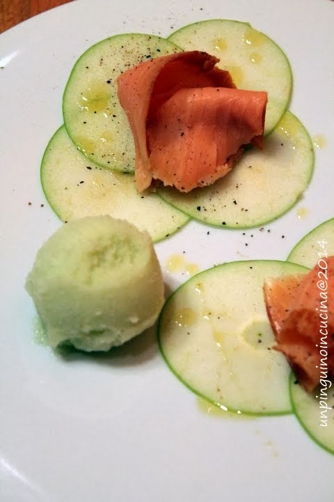 Salmone affumicato con carpaccio e sorbetto alla mela verde 