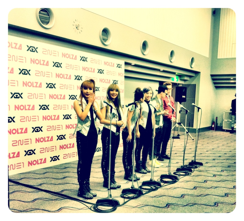 [Pics] GD&TOP en la Conferencia de Prensa del concierto en japón de 2NE1 Gdragon+top+2NE1+nolza+japan+avex+bigbangupdates.com