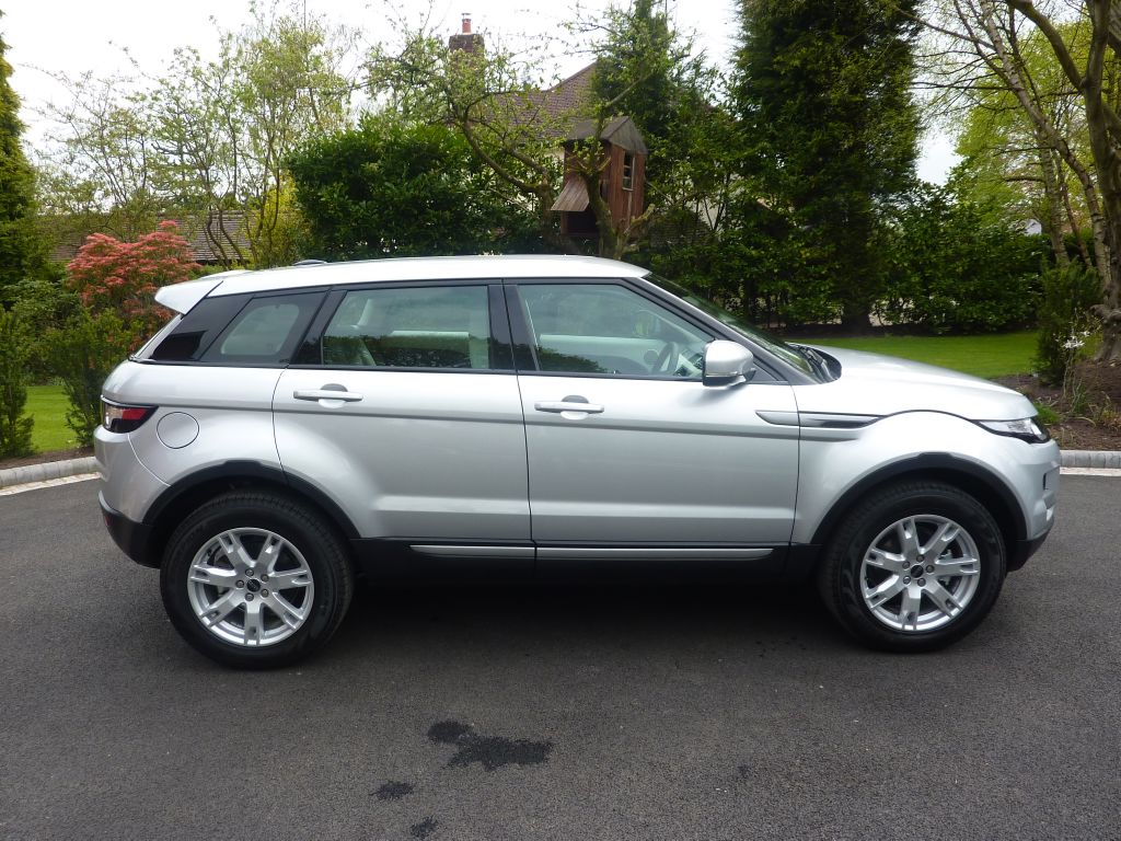 http://4.bp.blogspot.com/-W8GT4THHwwg/UNcniWKF1aI/AAAAAAAADn8/6lm3bwdjP24/s1600/Land-Rover-Range-Rover-Evoque-Pure-SD4.jpg