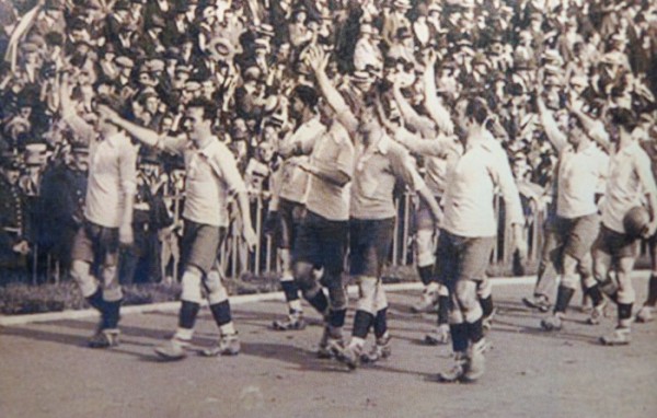 Crónicas Migrantes: La Vuelta Olímpica creada por la Selección Uruguaya de  fútbol campeona en los Juegos de París 1924