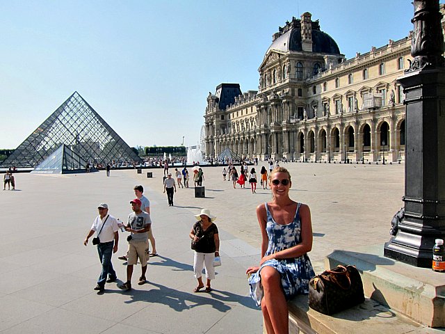 Maxime Löfblad framför Louvre i Paris