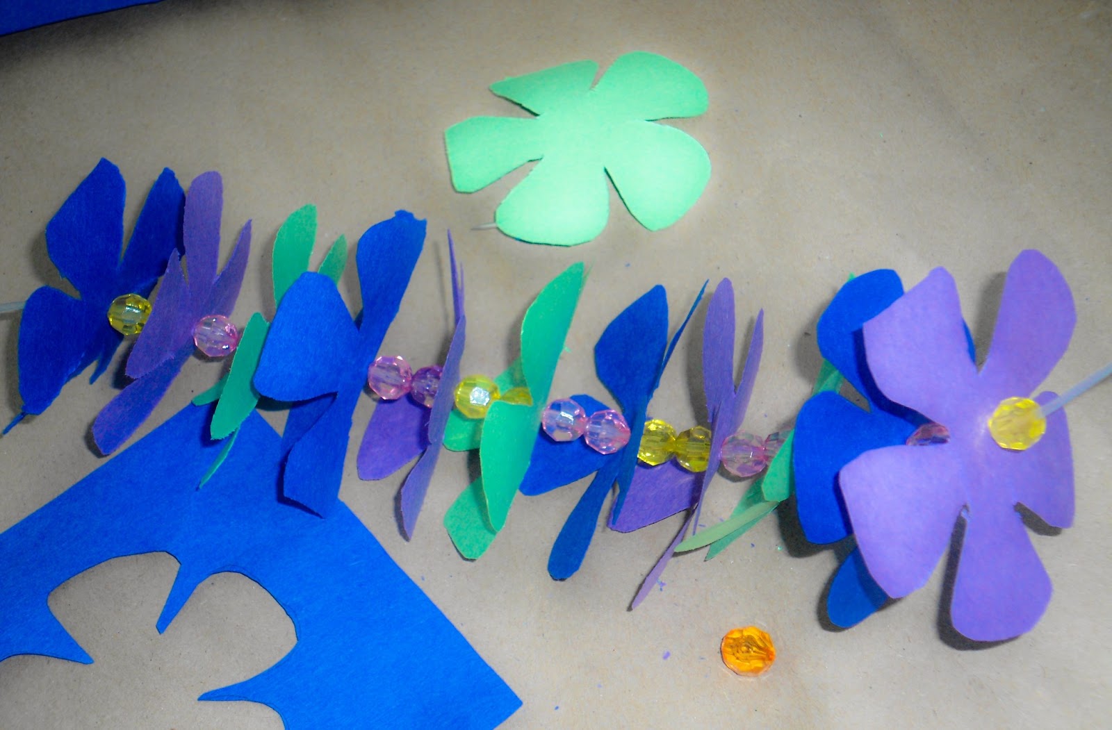 What Katie did next....... Craft of the Day Hawaii Flower Necklace