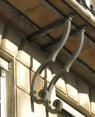 Console métallique du balcon entre le 42 et 50 quai des Orfèvres à Paris