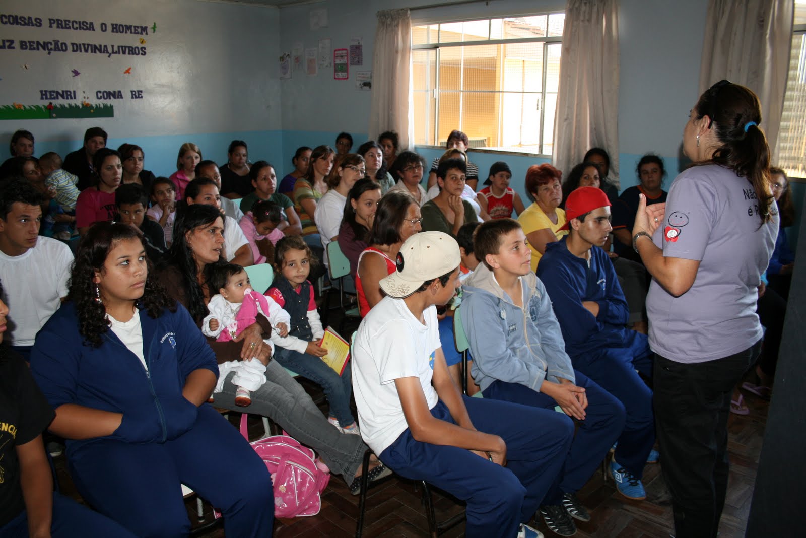 Alunos e famílias aprendem a jogar xadrez em aula da EMEB Ivo de