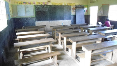 traditional african classroom @ruralict.com