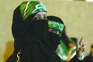 اليوم الوطني في السعودية بنات يصنعن الحدث ويثرن الغضب