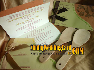 http://www.shidiqweddingcard.com/2016/01/paket-undangan-df-007-dan-souvenir.html