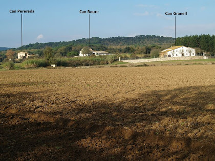 Les masies de Can Perereda, Can Roure i Can Granell des del camí de Can Telleda Les masies de Can Perereda, Can Roure i Can Granell des del camí de Can Telleda