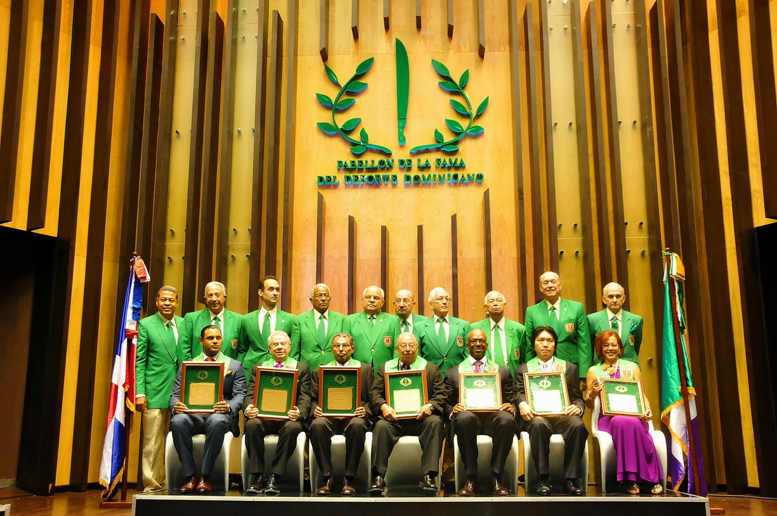 MILENIO CALIENTE PABELLÓN DE LA FAMA SUMA CAPÍTULO DE ORO A INMORTALES