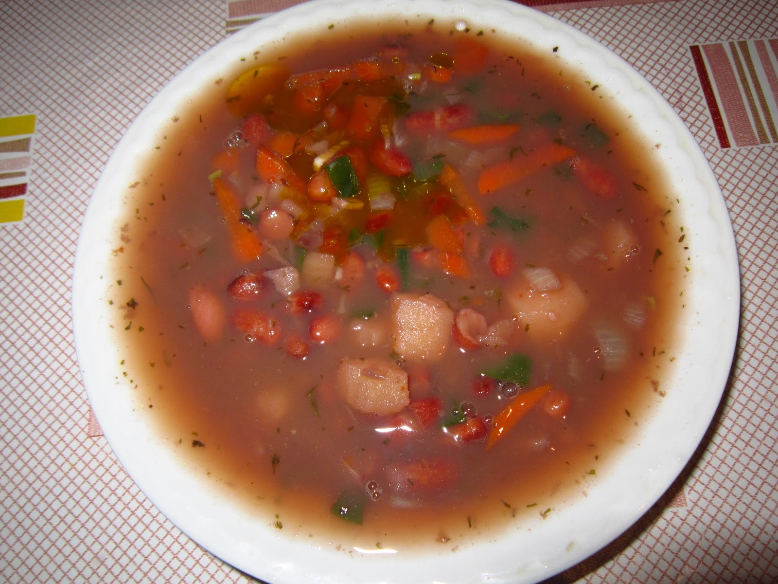 Суп с красной фасолью, помидорами, цукини и сельдереем