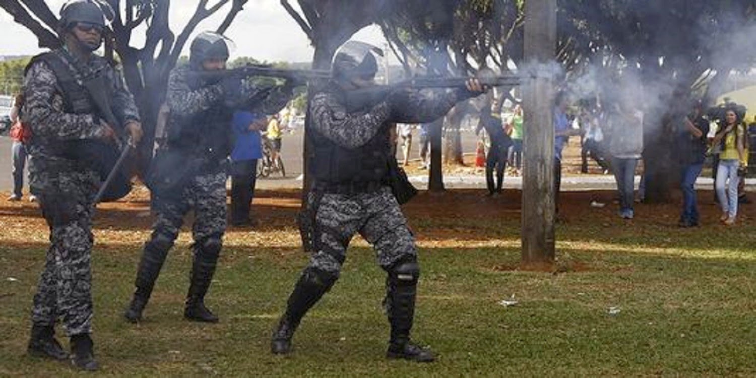 LA COUPE DES CONFÉDÉRATIONS S'EST OUVERTE À BRASILIA, SAMEDI 15 JUIN 2013, SOUS LES TIRS DE GAZ LACRYMOGÈNES ET DE BALLES EN CAOUTCHOUC. PHOTO BETO BARATA