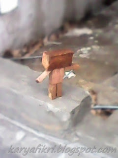 Danbo melihat hujan di tempat yang teduh