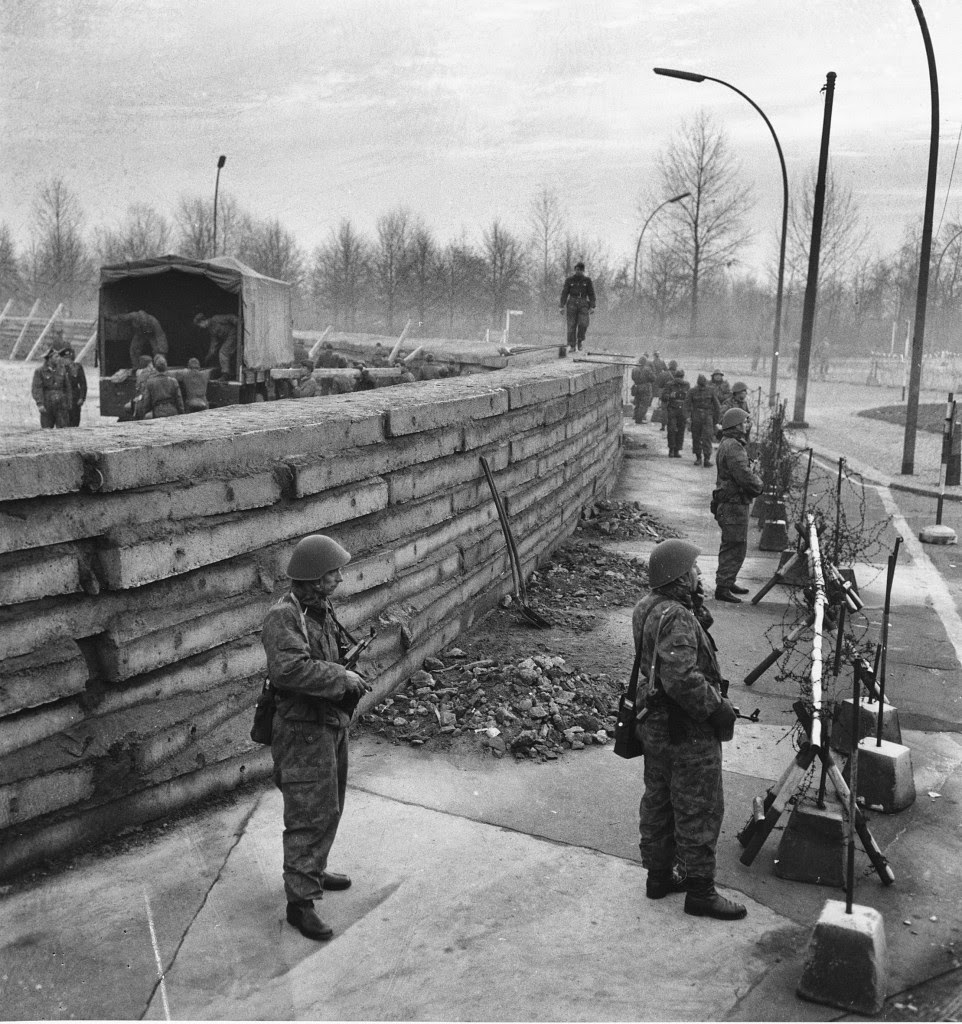 Amazing Black and White Photos of the Building of the Berlin Wall in