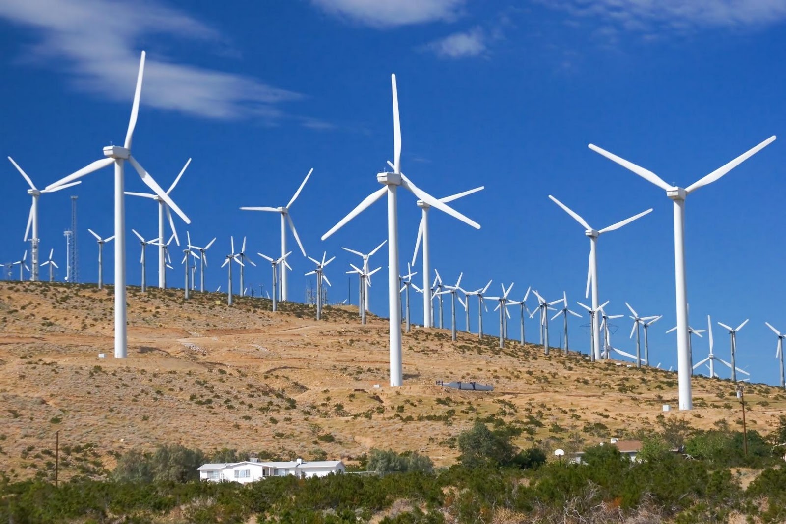 Enormes Moinhos Vento Modernos Com Turbinas Alimentadas Com Energia Eólica  fotos, imagens de © GaudiLab #279088774