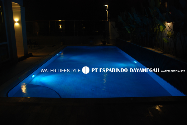 Foto Kolam Renang Pada Malam Hari