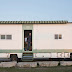 Un homme achète un vieux camion et le convertit en maison de rêve, l'intérieur est splendide!