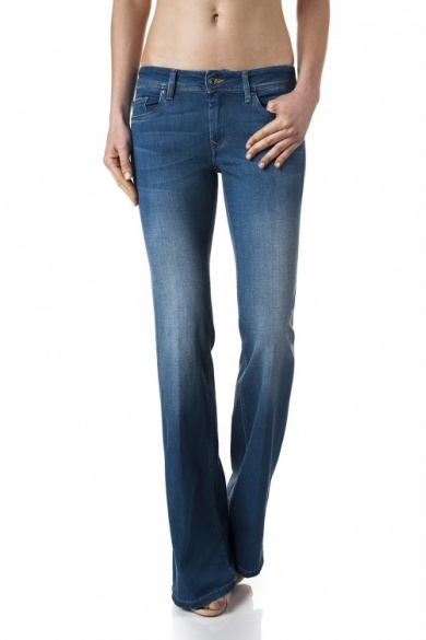 As calças de ganga à boca-de-sino, também designadas por Flare Jeans, vão marcar presença na Primavera/Verão 2015, fazendo assim referência aos Anos 70. São, sem dúvida, um dos must-have da estação. Dicas de Moda e Imagem. Blog de Moda Style Statement. Tendências. Casual Chic. Anca larga. Blog de moda portugal, blogues de moda portugueses.
