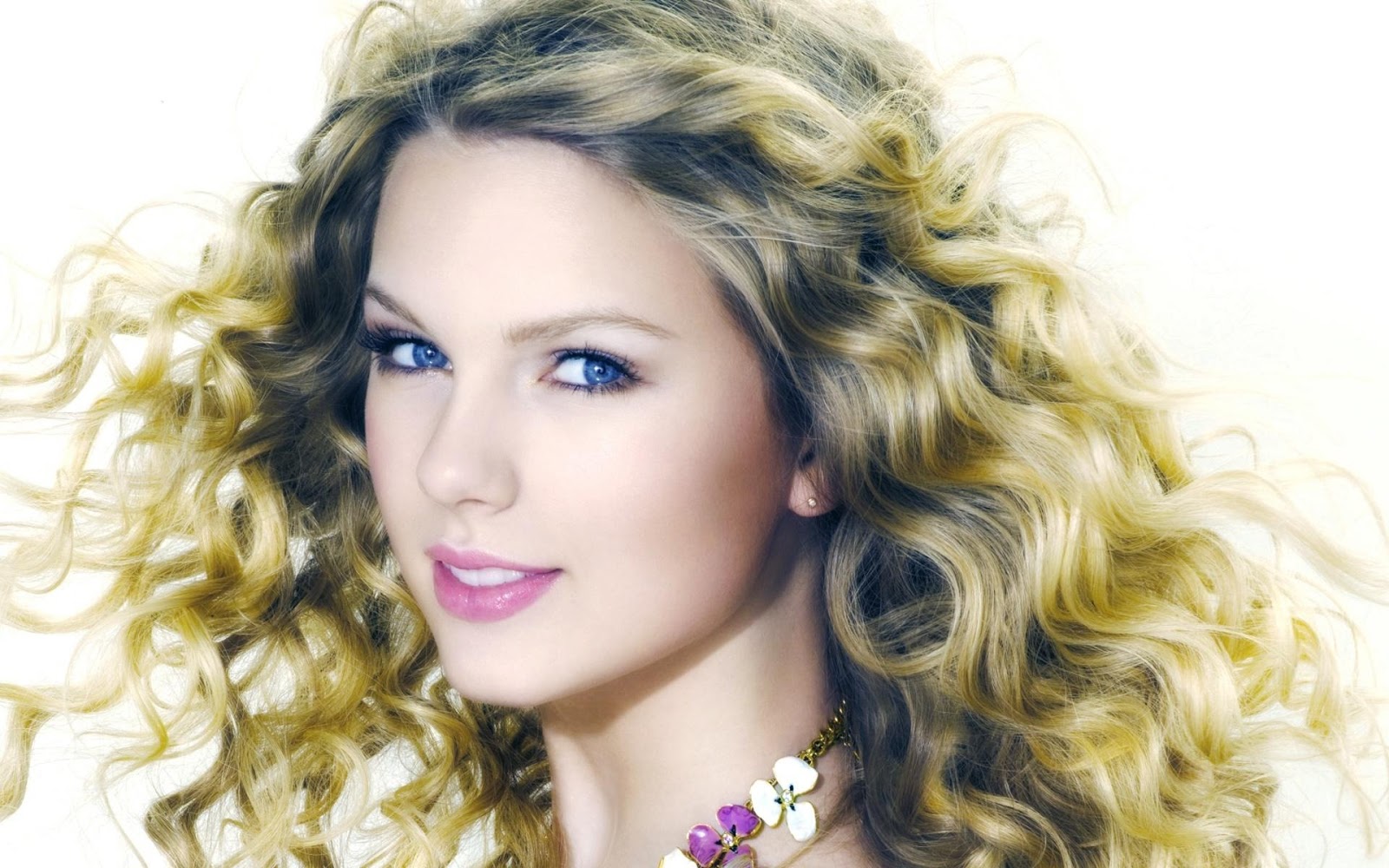 Stunning Taylor Swift HD Wallpaper