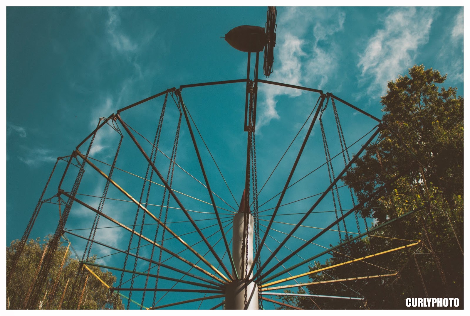 Алена и Саша лавстори свадебный фотограф в Киеве, предсвадебная фотосессия, съёмка в стиле pepsi, фотосессия в парке развлечений, семейный фотограф
