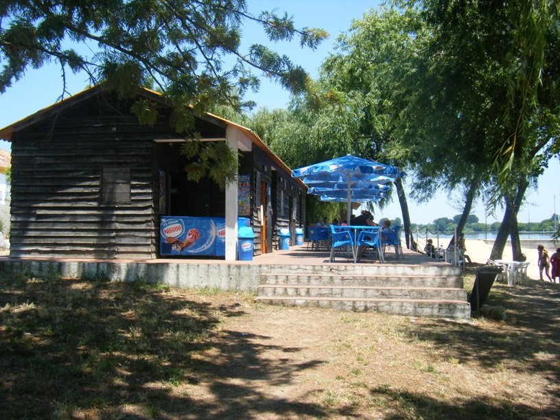 Bar e esplanada junto ao areal